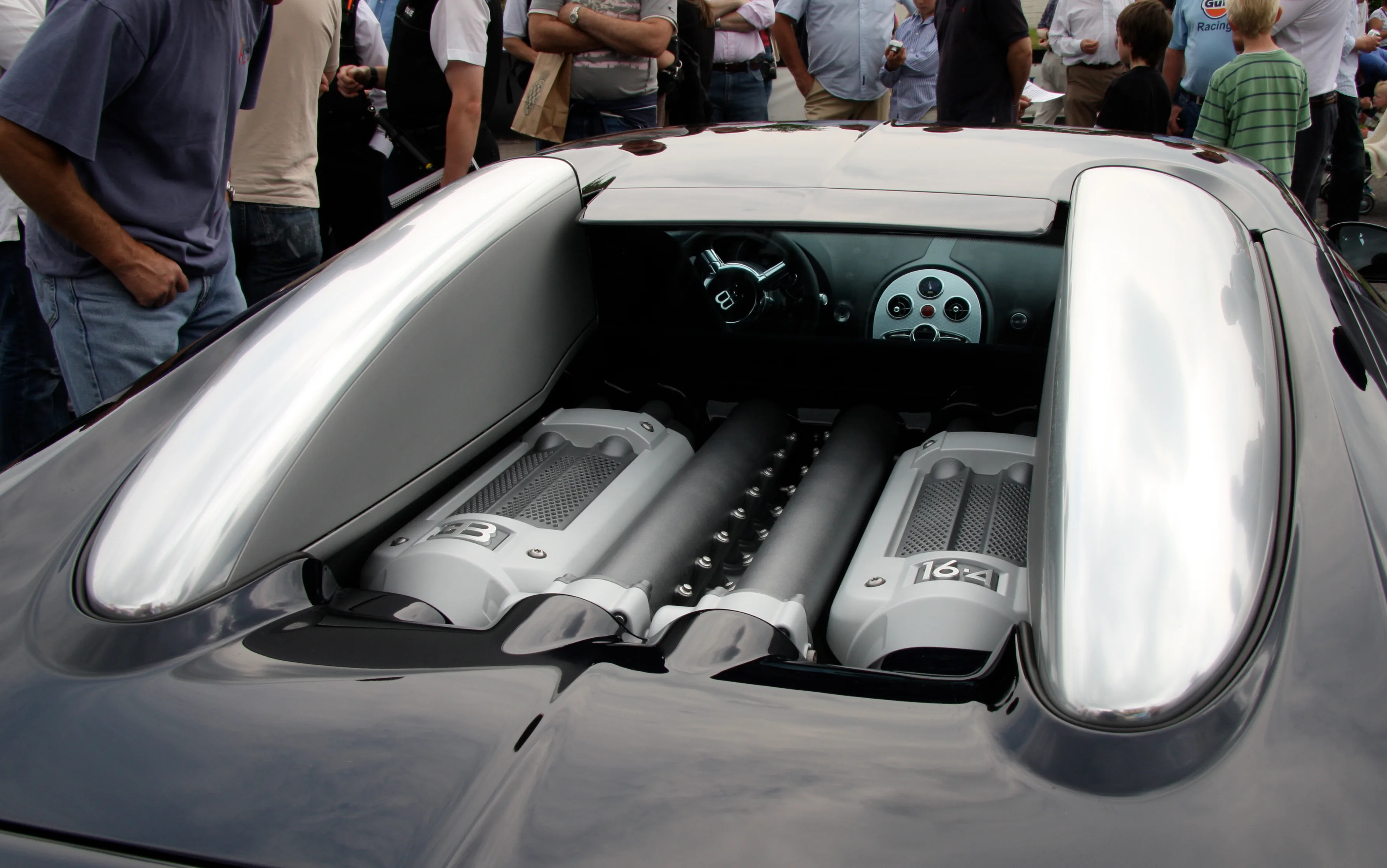 The Veyron's 8.0-litre quad-turbo W16 engine, the powerplant Cropley described as 'an entire W16 lump' delivering 1,001 horsepower through a seven-speed DSG.